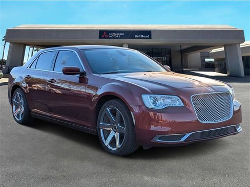 Used 2019 Chrysler 300 Touring image 2