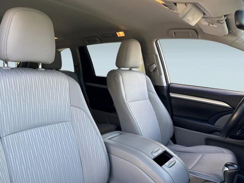 Used 2015 Toyota Highlander Plus FWD image 30