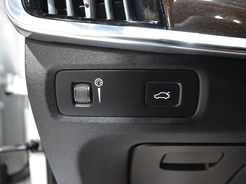 Used 2017 Volvo S90 T6 Momentum w/ Vision Package image 16