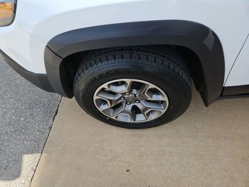 Used 2021 Jeep Cherokee Trailhawk w/ Comfort/Convenience Group image 12