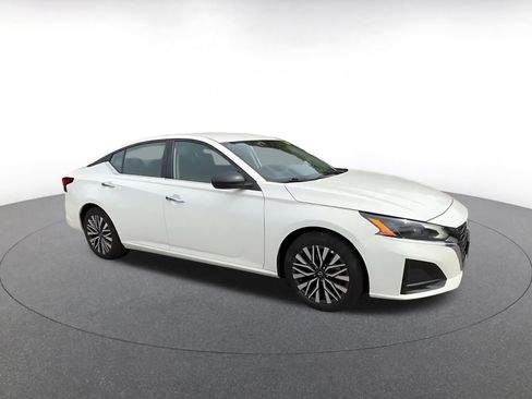 Used 2025 Nissan Altima 2.5 SV FWD image 2