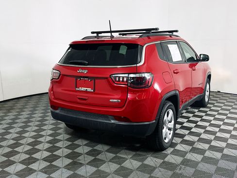 Used 2018 Jeep Compass Latitude FWD image 3