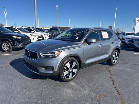 Used 2019 Volvo XC40 T5 Momentum image 1