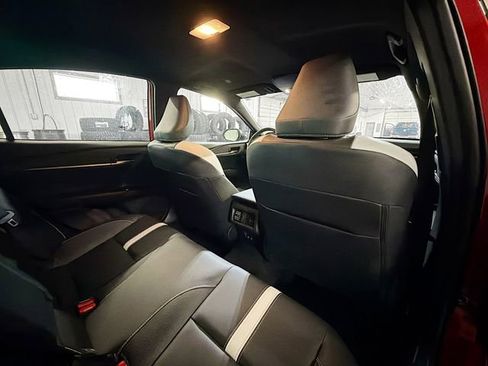 Used 2025 Toyota Camry SE image 11