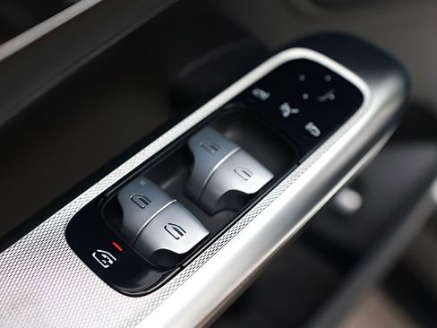 Used 2025 Mercedes-Benz GLC 43 AMG 4MATIC image 24