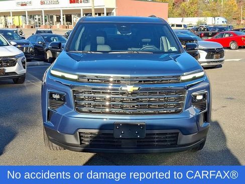 Used 2025 Chevrolet Traverse LT image 2