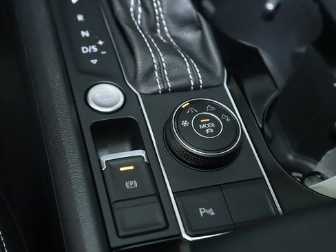 Used 2023 Volkswagen Atlas Cross Sport SE w/ Black Wheel Package image 28