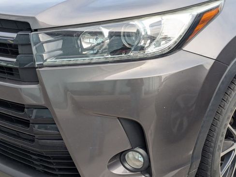 Used 2017 Toyota Highlander SE w/ Carpet Mat Package image 9