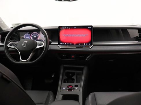 Used 2025 Volkswagen Tiguan SE w/ Panoramic Sunroof Package AWD/4WD image 15