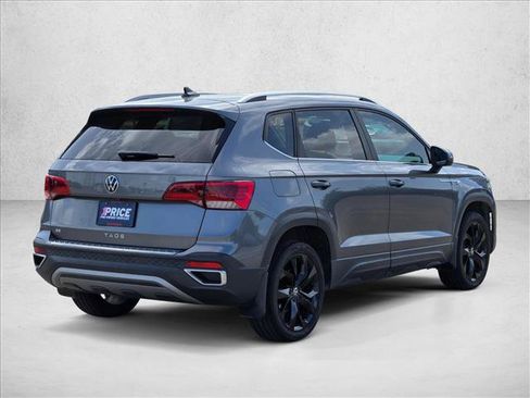 Used 2023 Volkswagen Taos SE w/ Panoramic Sunroof Package FWD image 5
