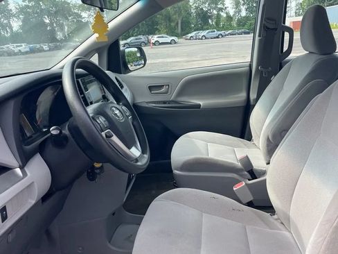 Used 2017 Toyota Sienna L FWD image 8