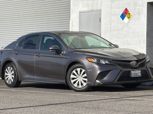 Used 2018 Toyota Camry SE w/ Moonroof Package FWD image 2