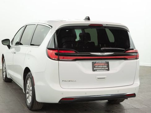Used 2025 Chrysler Pacifica Select FWD image 10