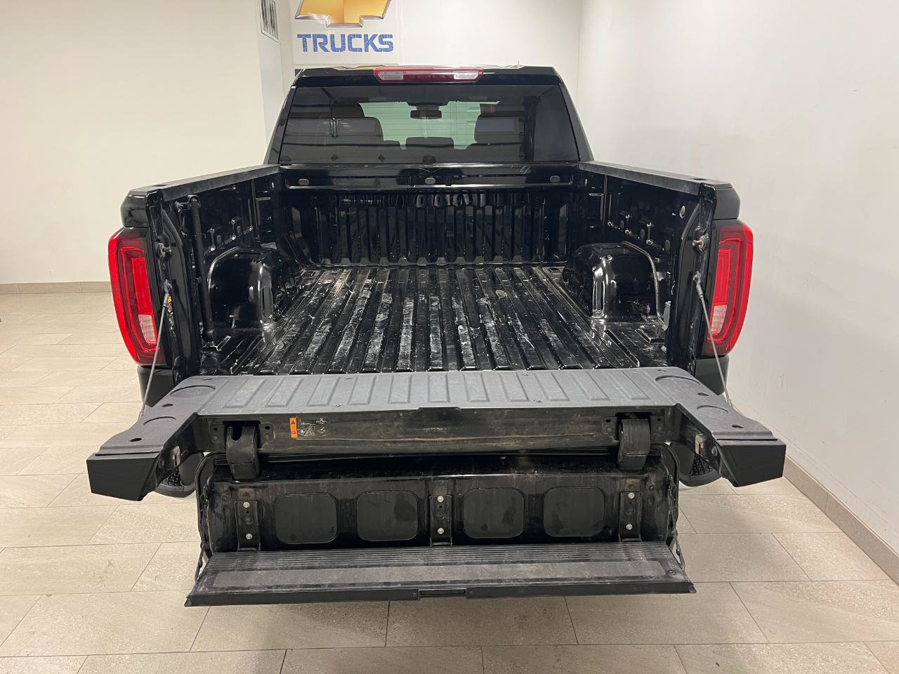 Used 2025 GMC Sierra 1500 SLT AWD/4WD image 24