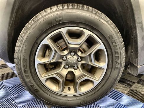 Used 2022 Jeep Cherokee Trailhawk image 10