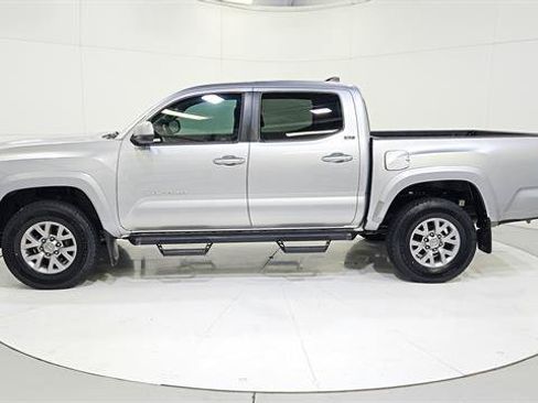 Used 2017 Toyota Tacoma SR5 w/ Tow Package RWD image 5