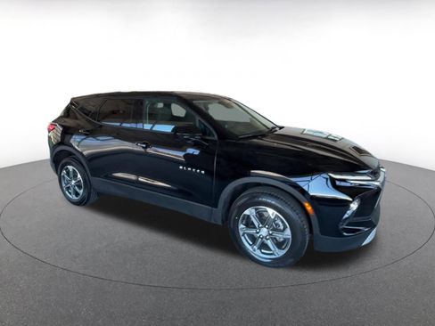 Used 2025 Chevrolet Blazer LT image 2