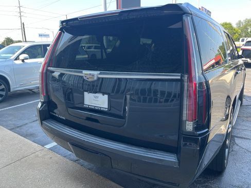 Used 2017 Cadillac Escalade ESV Luxury AWD/4WD image 3