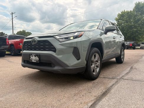 Used 2022 Toyota RAV4 XLE AWD/4WD image 4