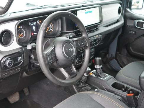 Used 2024 Jeep Gladiator Sport AWD/4WD image 9