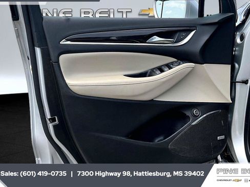 Used 2020 Buick Enclave Essence w/ Sport Touring Edition FWD image 17