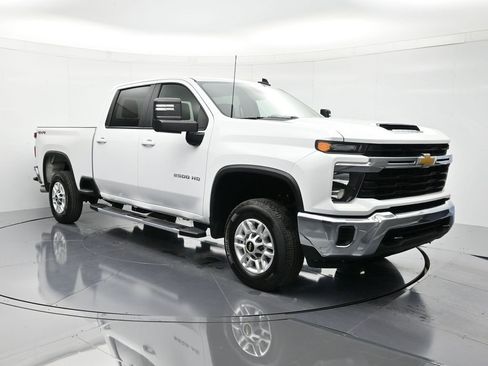 Used 2024 Chevrolet Silverado 2500 LT image 3
