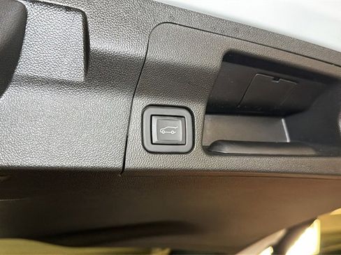 Used 2023 GMC Acadia Denali w/ Denali Ultimate Package image 17