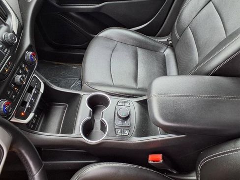 Used 2022 GMC Terrain SLT image 14