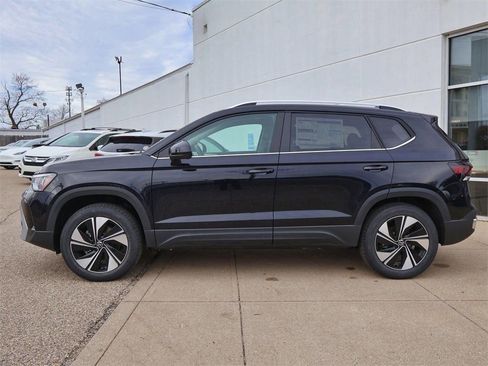 New 2026 Volkswagen Taos SE AWD/4WD image 2