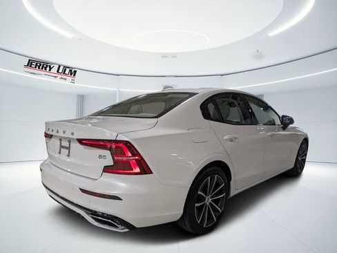 Used 2022 Volvo S60 B5 Momentum w/ Premium Package FWD image 3