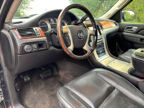 Used 2013 Cadillac Escalade ESV Platinum AWD/4WD image 22