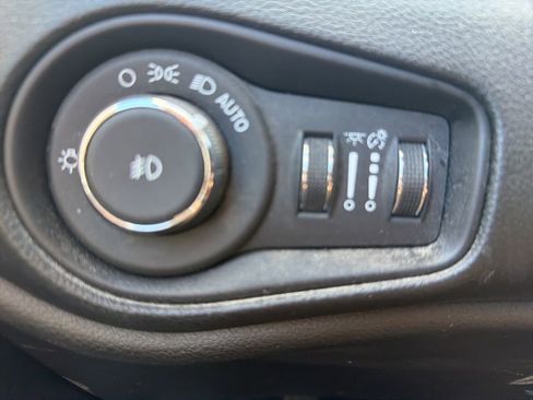 Used 2018 Jeep Renegade Latitude w/ Cold Weather Group image 14