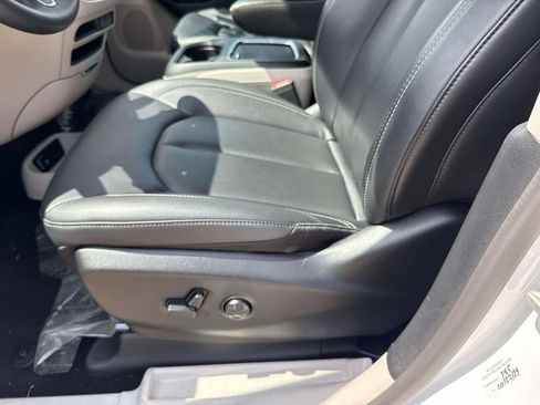 Used 2024 Chrysler Pacifica Touring-L FWD image 17