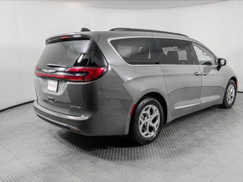 Used 2023 Chrysler Pacifica Limited FWD image 8