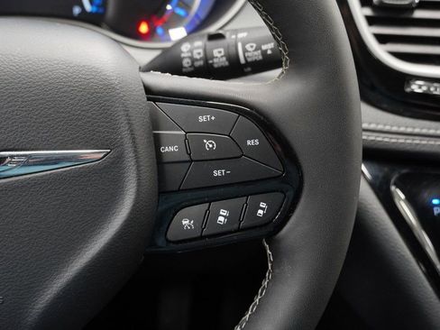 Certified 2024 Chrysler Pacifica Limited image 35