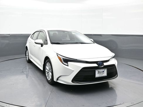 Certified 2025 Toyota Corolla LE image 3