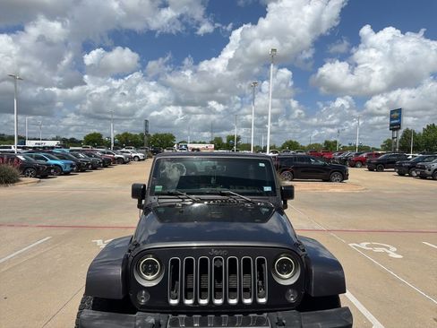 Used 2016 Jeep Wrangler Unlimited Sahara w/ Connectivity Group image 7