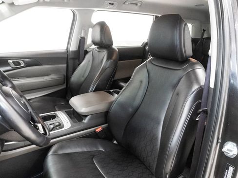 Used 2025 Kia Carnival FWD image 6