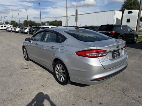 Used 2017 Ford Fusion SE FWD image 5