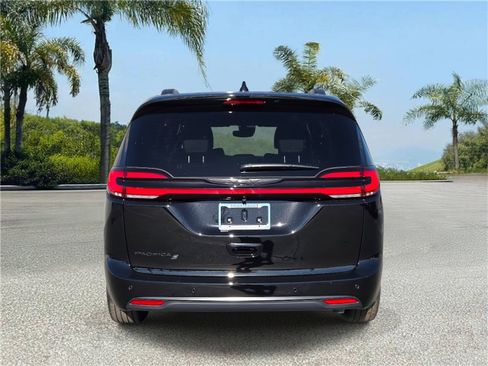 New 2026 Chrysler Pacifica Select image 5