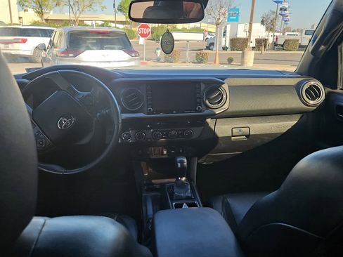 Used 2022 Toyota Tacoma TRD Off-Road w/ TRD Premium Off Road Package image 10