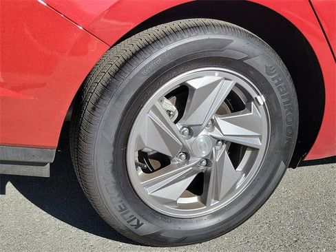Used 2025 Hyundai Elantra SE image 24