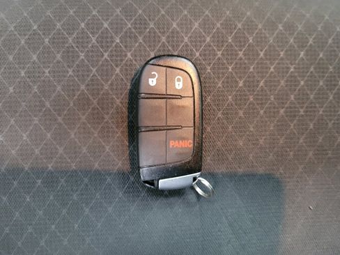 Used 2019 Jeep Grand Cherokee Laredo AWD/4WD image 32