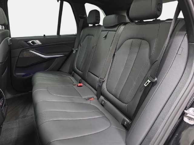 Used 2022 BMW X5 xDrive40i w/ M Sport Package AWD/4WD image 13