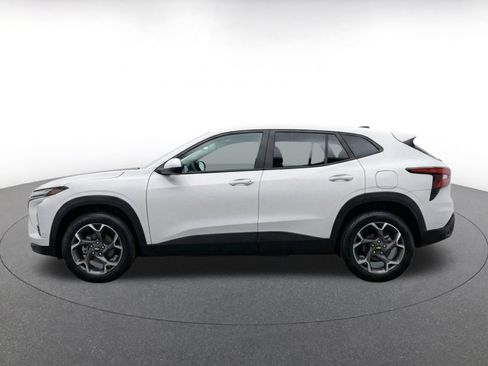 Used 2025 Chevrolet Trax LT w/ LT Convenience Package FWD image 4