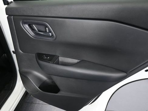 Used 2024 Nissan Rogue S image 33