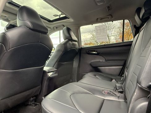 Used 2023 Toyota Highlander XLE image 34