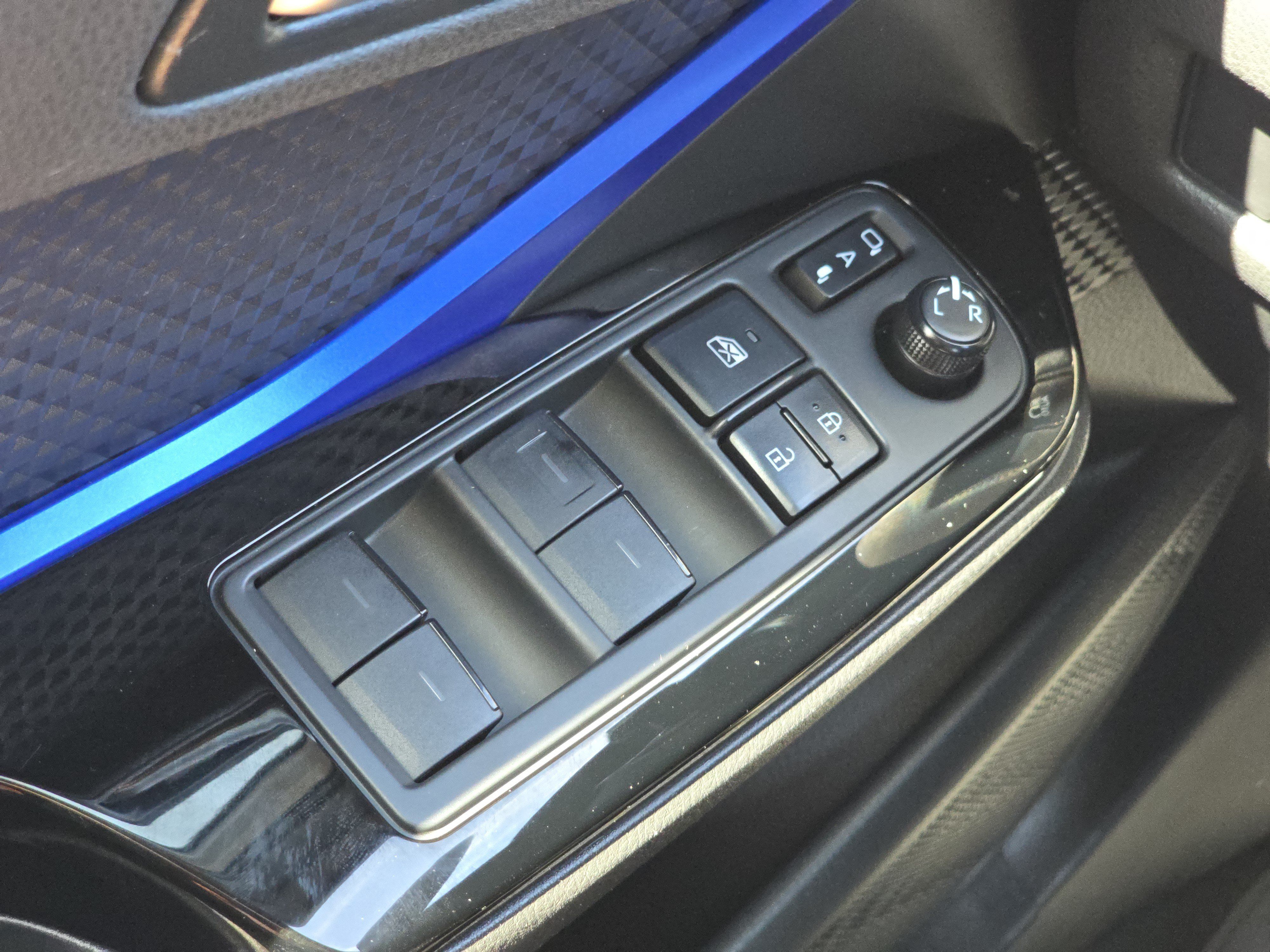 Used 2020 Toyota C-HR XLE FWD image 19