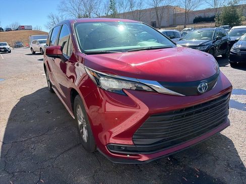 Used 2025 Toyota Sienna LE image 3