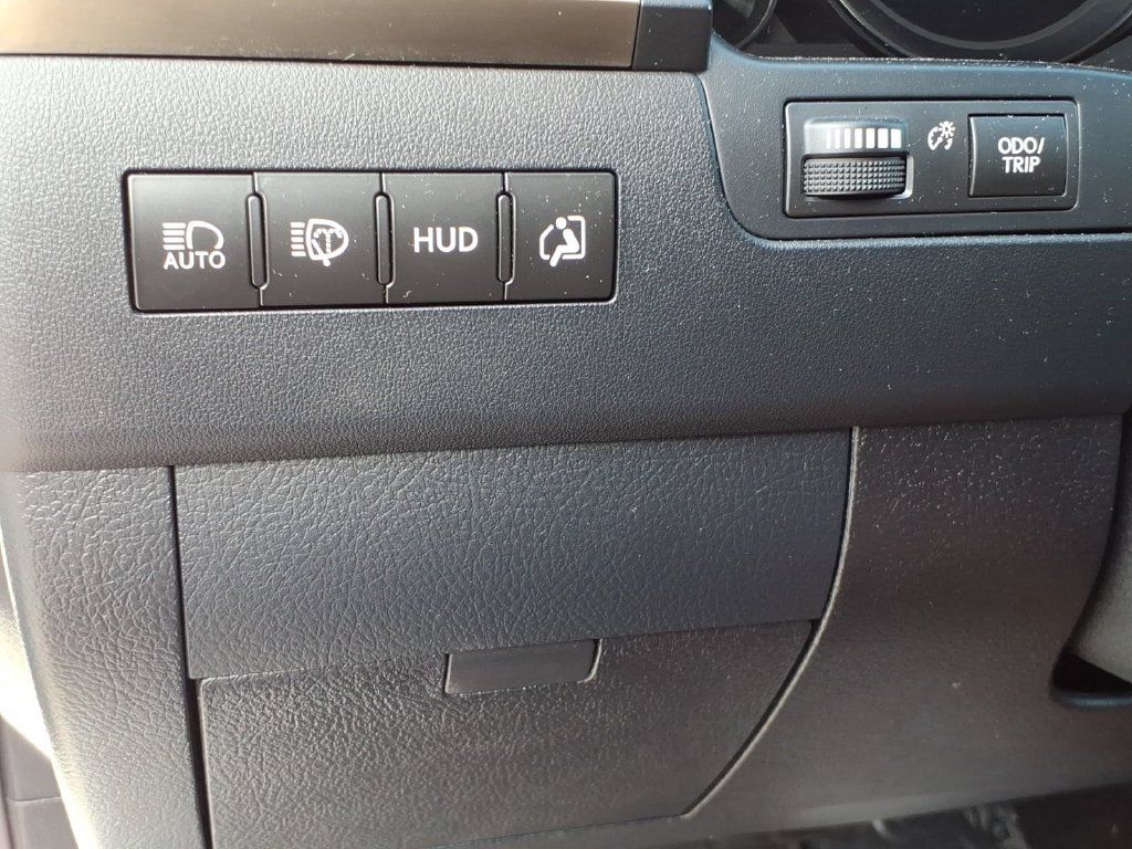 Used 2021 Lexus LX 570 4WD w/ Luxury Package image 21